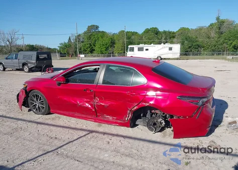 2021 Toyota Camry Se z USA, uszkodzony, nr VIN 4T1G11AKXMU443669